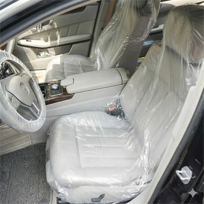 Asiento de auto cubierto con funda desechable de plástico