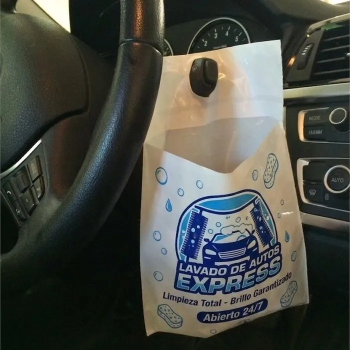 Bolsa de basura para auto colgada en el interior de un vehículo